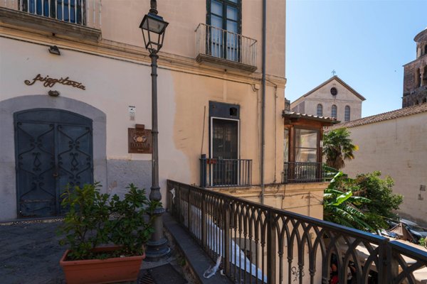 negozio in vendita a Salerno in zona Centro Città