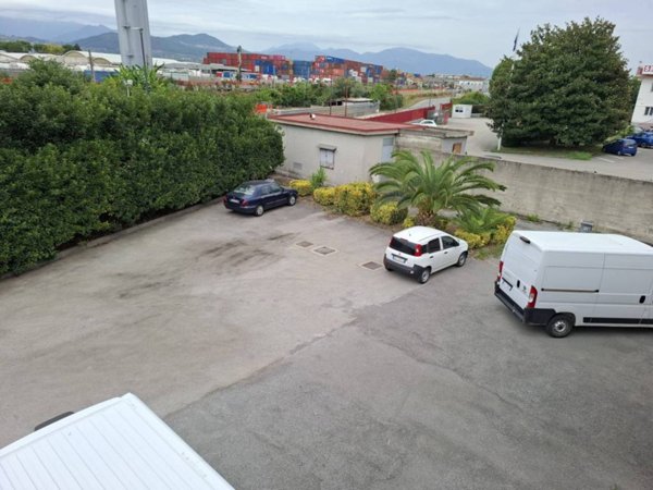 locale commerciale in vendita a Salerno in zona Zona Industriale