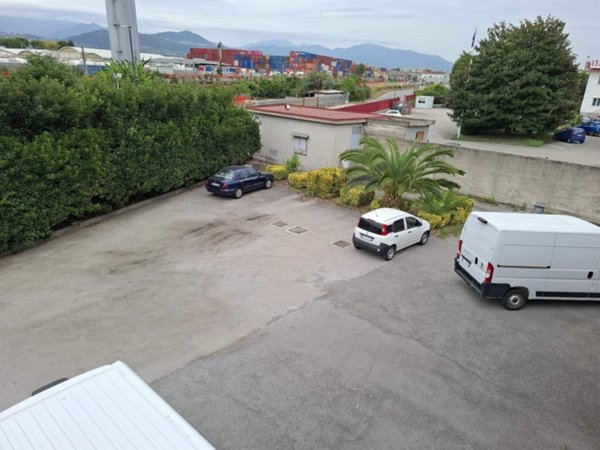 locale commerciale in vendita a Salerno in zona Zona Industriale