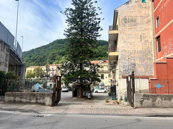 negozio in vendita a Salerno in zona Ogliara
