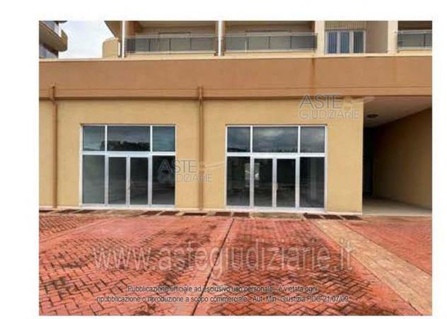 locale commerciale in vendita a Salerno