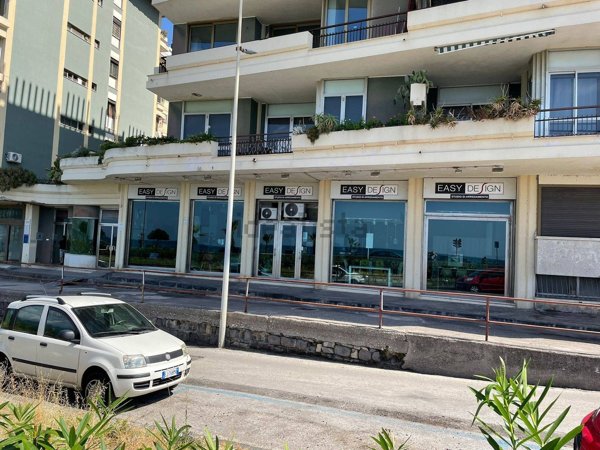 locale commerciale in vendita a Salerno in zona Centro Città