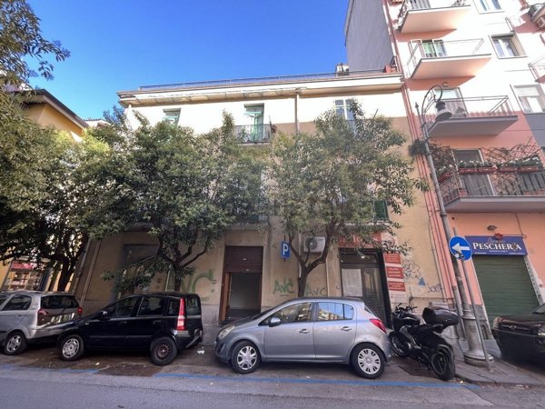 locale commerciale in vendita a Salerno