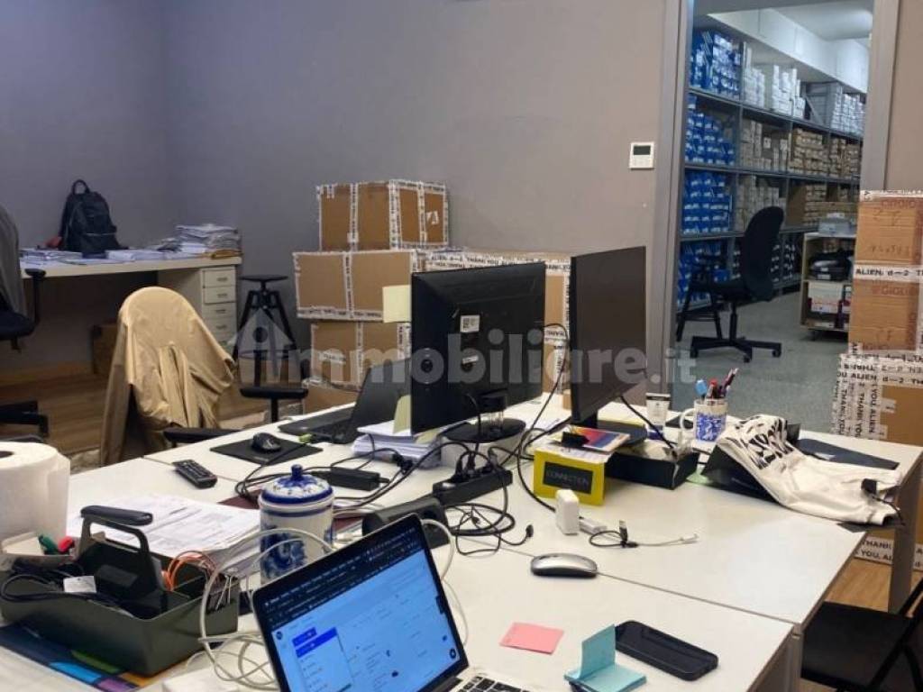 locale commerciale in vendita a Salerno in zona Centro Città