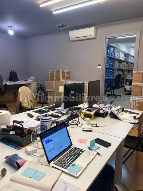 locale commerciale in vendita a Salerno in zona Centro Città