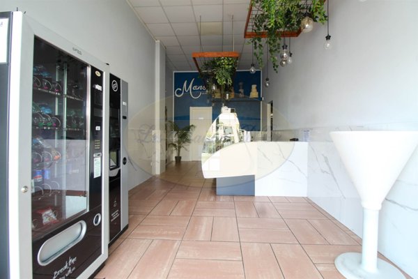 locale commerciale in vendita a Salerno