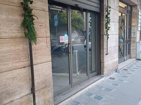 negozio in vendita a Salerno in zona Gelsi Rossi