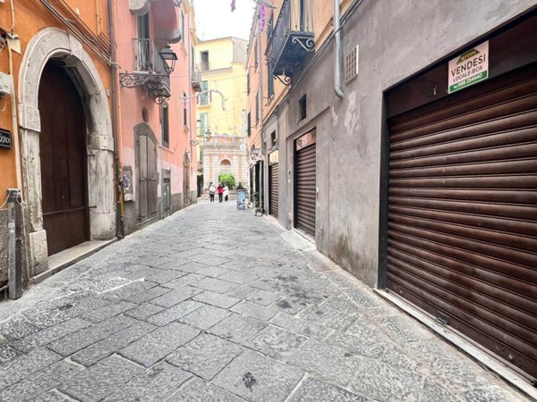 negozio in vendita a Salerno in zona Centro Città