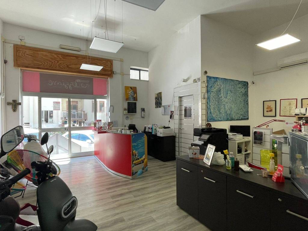 negozio in vendita a Salerno in zona Zona Industriale