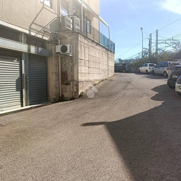 locale commerciale in vendita a Salerno in zona Zona Industriale