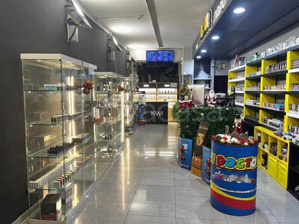 negozio in vendita a Salerno in zona Centro Città