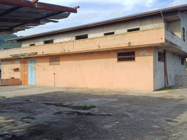 locale commerciale in vendita a Salerno in zona San Leonardo