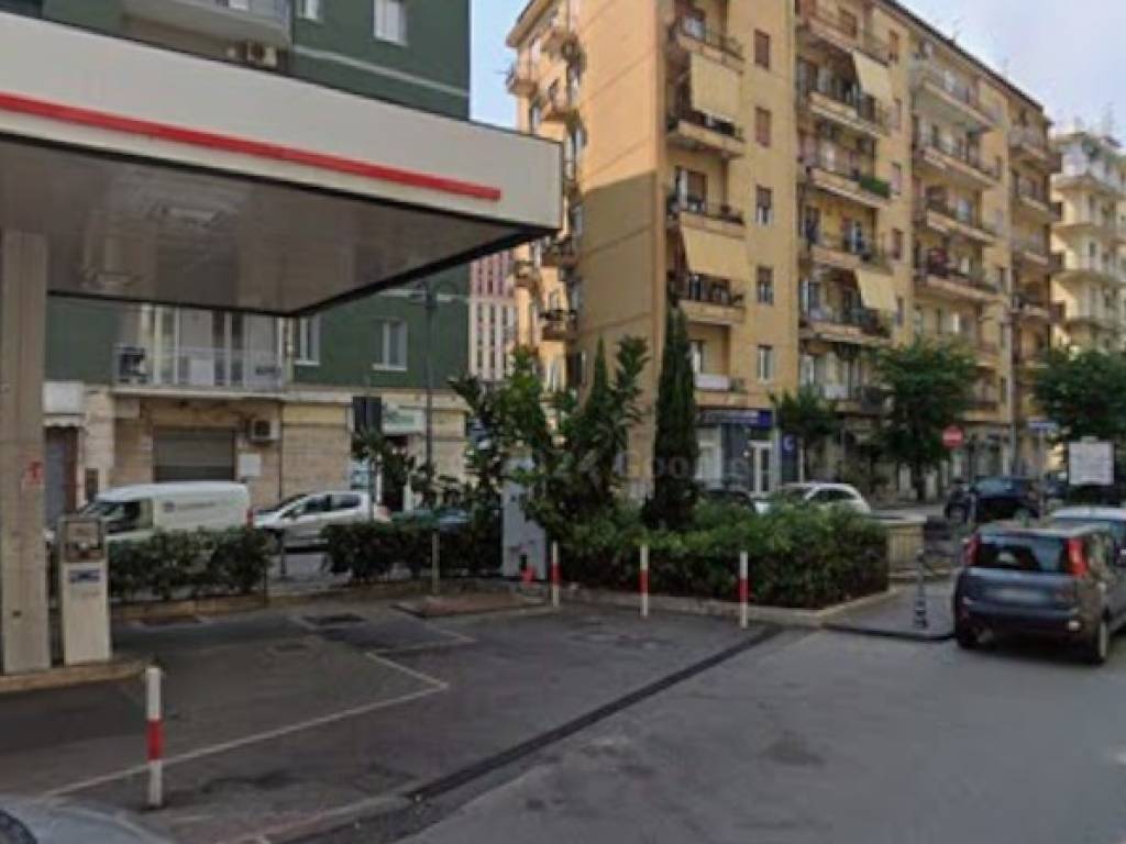 locale commerciale in vendita a Salerno in zona Irno