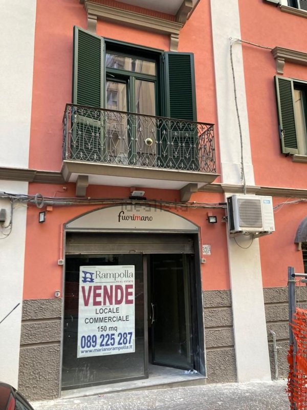 locale commerciale in vendita a Salerno in zona Centro Città