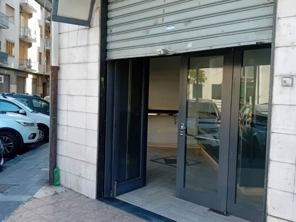 negozio in vendita a Salerno in zona Calcedonia
