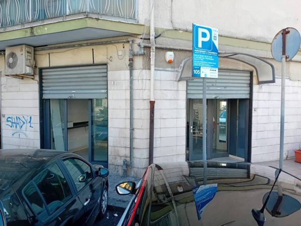 negozio in vendita a Salerno in zona Calcedonia
