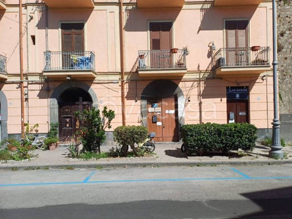 negozio in vendita a Salerno in zona Porto