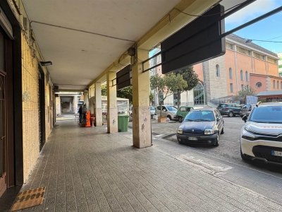 negozio in vendita a Salerno in zona Pastena