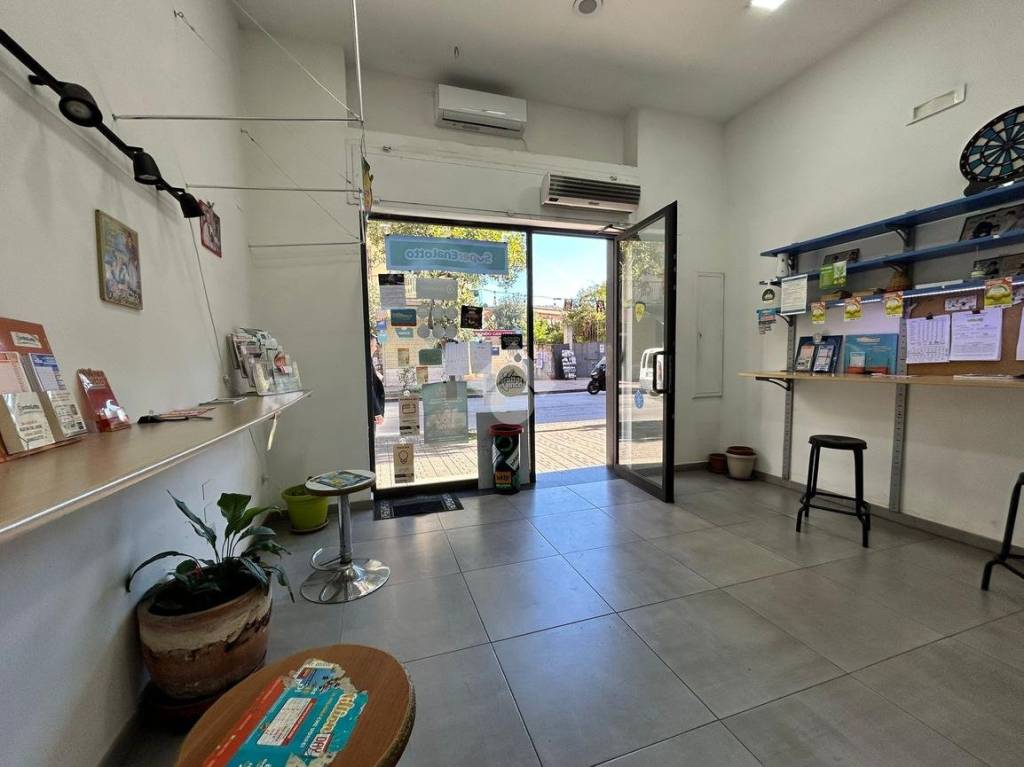 negozio in vendita a Salerno in zona Mercatello