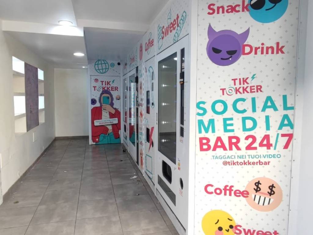 negozio in vendita a Salerno in zona Centro Città