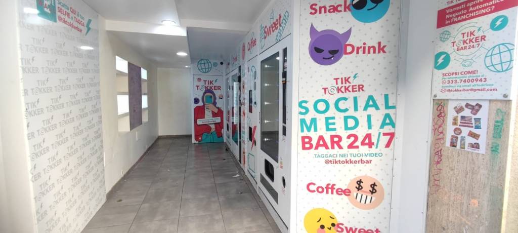 negozio in vendita a Salerno in zona Centro Città