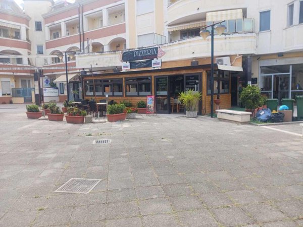 locale commerciale in vendita a Salerno in zona Fuorni