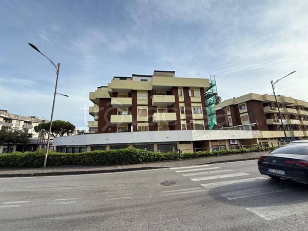 negozio in vendita a Salerno in zona Mercatello