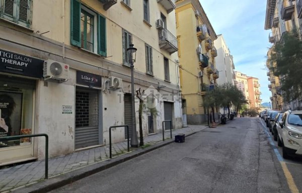 locale commerciale in vendita a Salerno in zona Centro Città