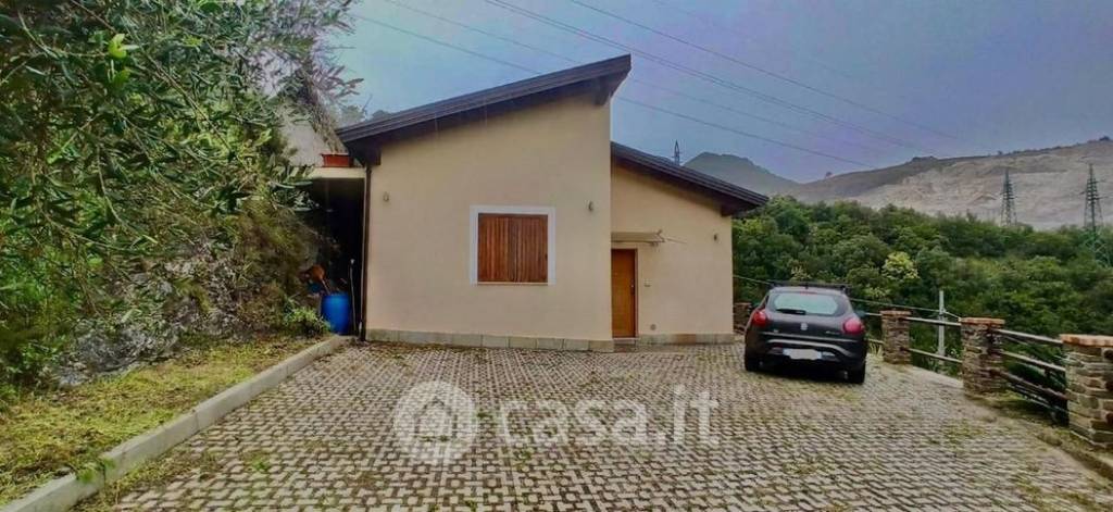 casa indipendente in vendita a Salerno in zona Centro Città