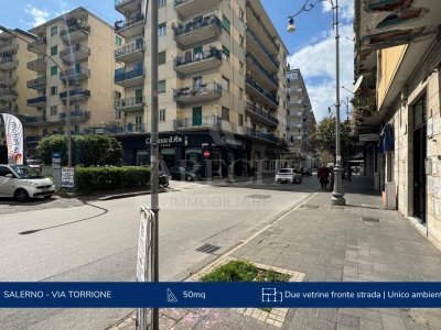 negozio in vendita a Salerno in zona Torrione