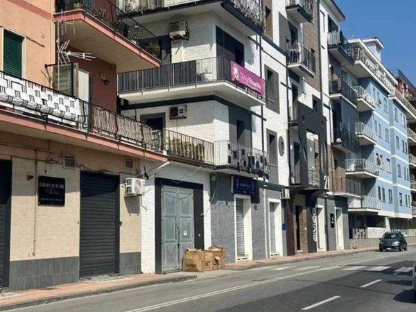 negozio in vendita a Salerno in zona Mercatello