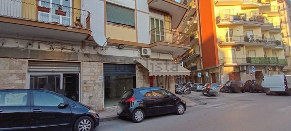 locale commerciale in vendita a Salerno