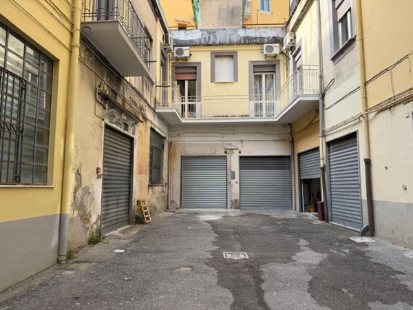 locale commerciale in vendita a Salerno in zona Centro Città