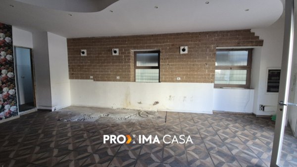 negozio in vendita a Salerno in zona Calcedonia