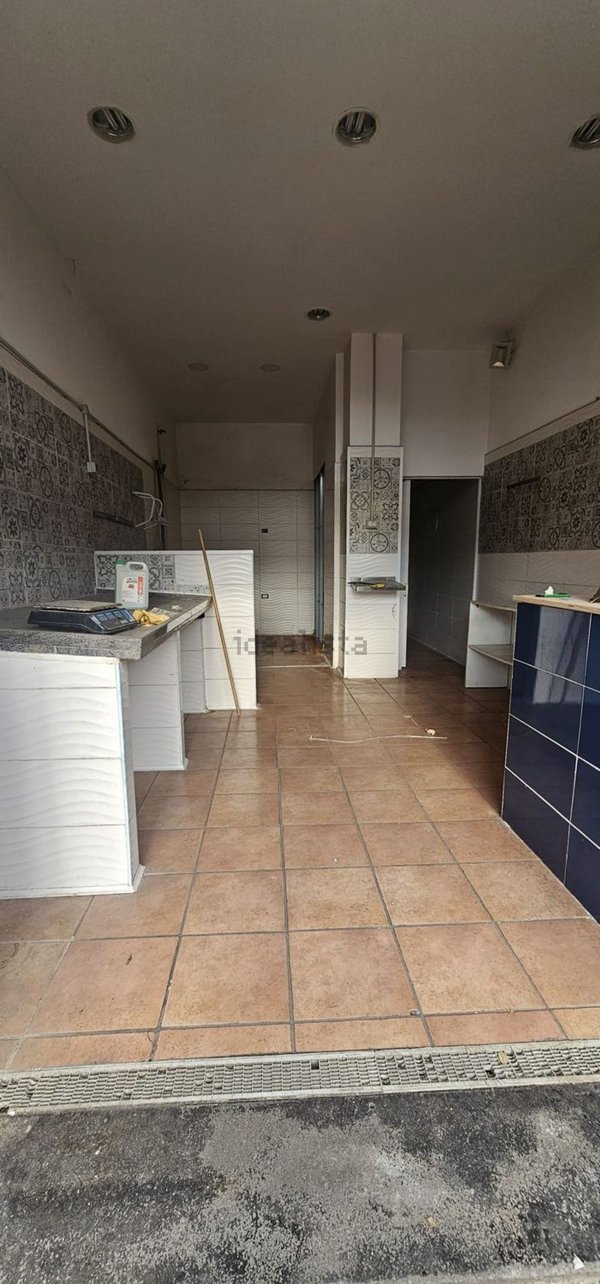 locale commerciale in vendita a Salerno