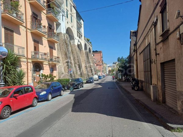negozio in vendita a Salerno in zona Porto