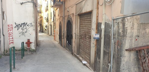 locale commerciale in vendita a Salerno in zona Centro Città
