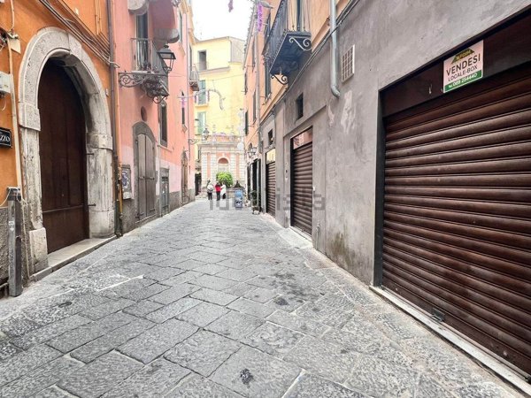 locale commerciale in vendita a Salerno in zona Centro Città