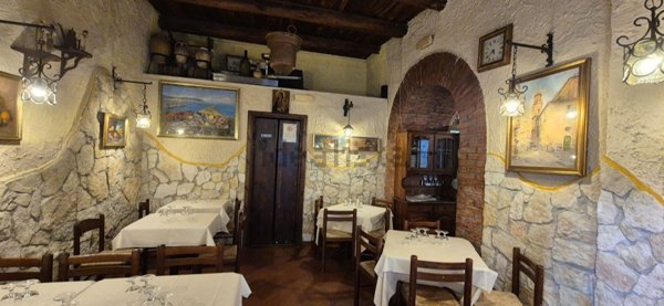 locale commerciale in vendita a Salerno in zona Centro Città