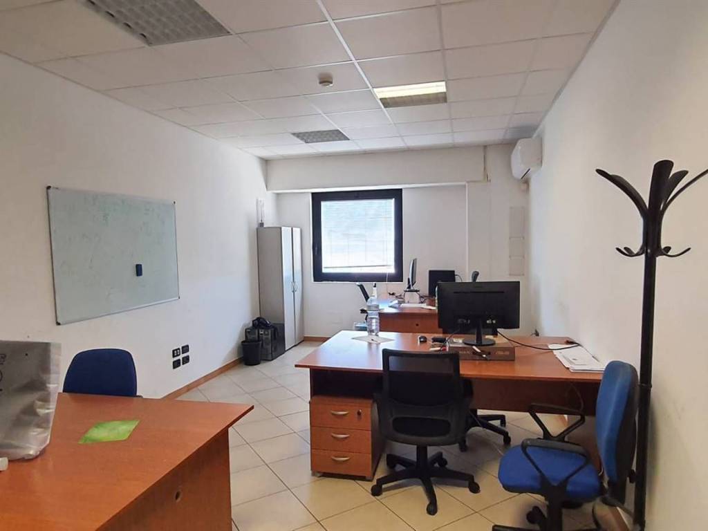 ufficio in vendita a Salerno in zona Zona Industriale