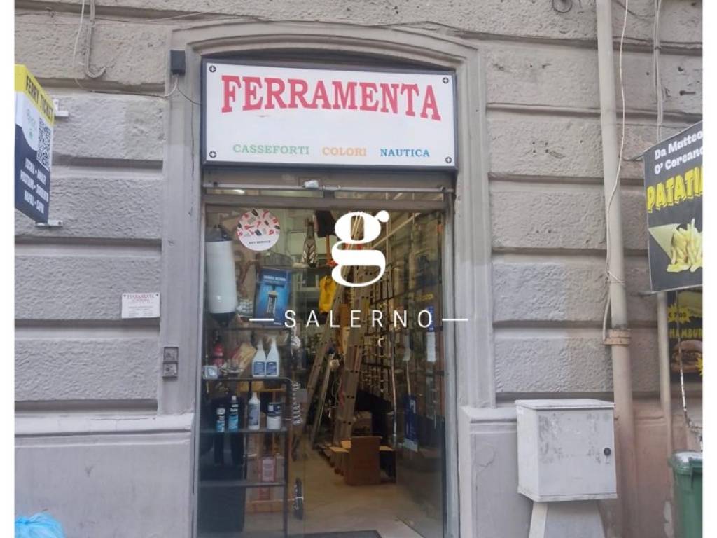 negozio in vendita a Salerno in zona Centro Città