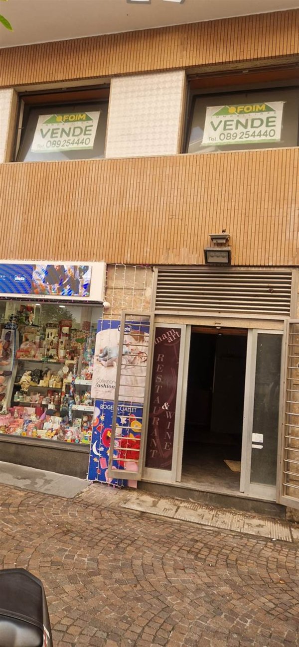 negozio in vendita a Salerno in zona Centro Città