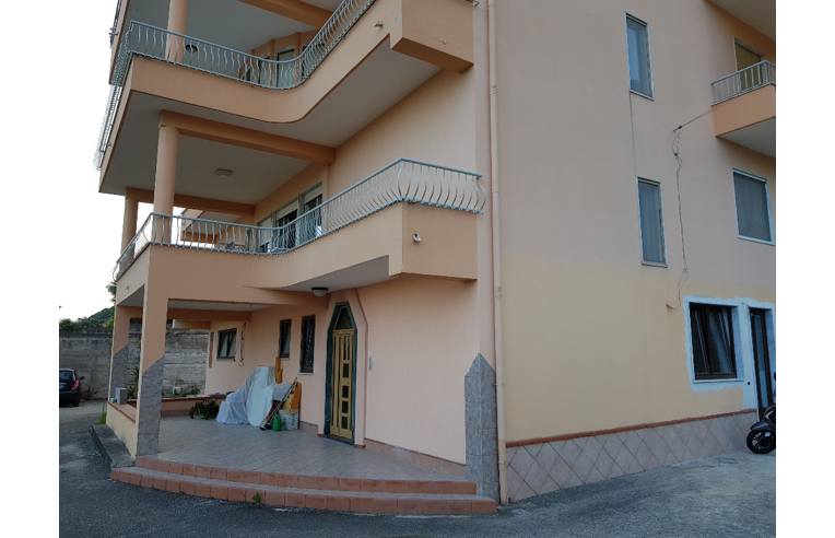 casa indipendente in vendita a Salerno in zona Centro Città