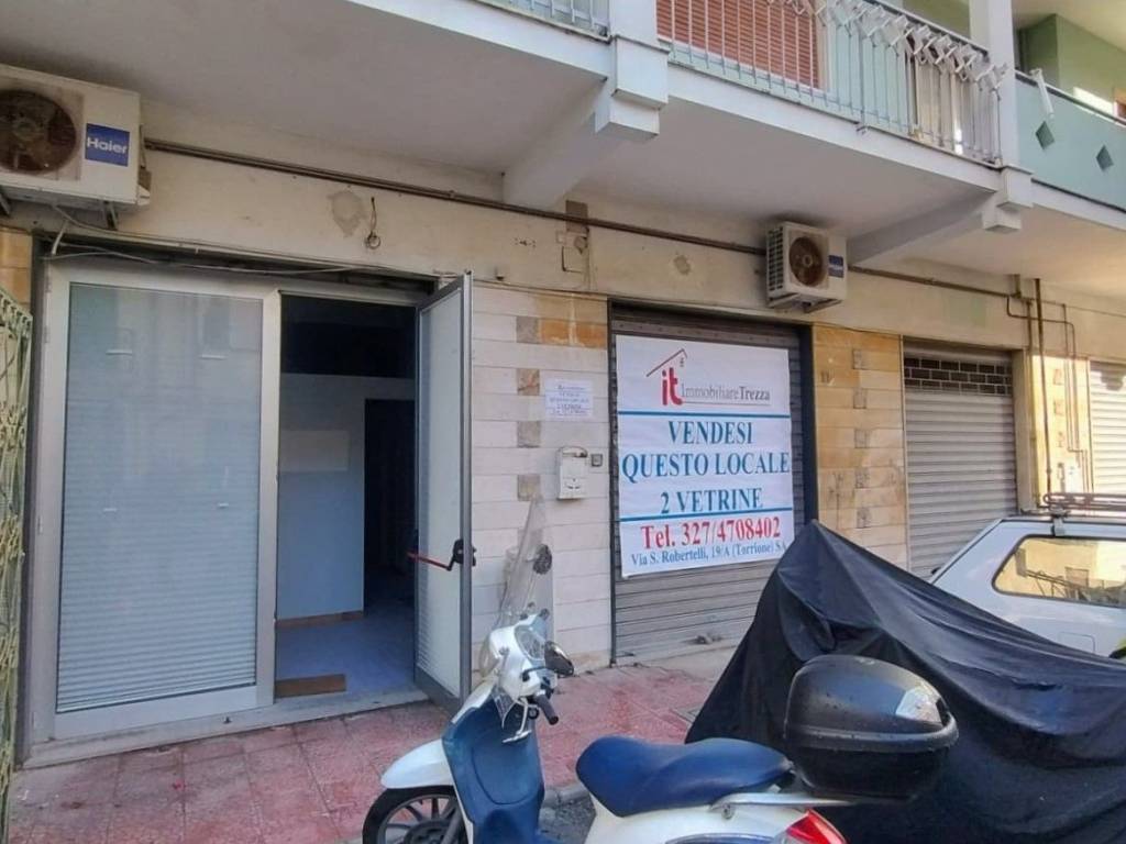 negozio in vendita a Salerno in zona Torrione