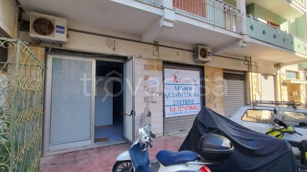 negozio in vendita a Salerno in zona Torrione