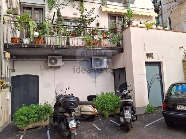 locale commerciale in vendita a Salerno in zona Centro Città