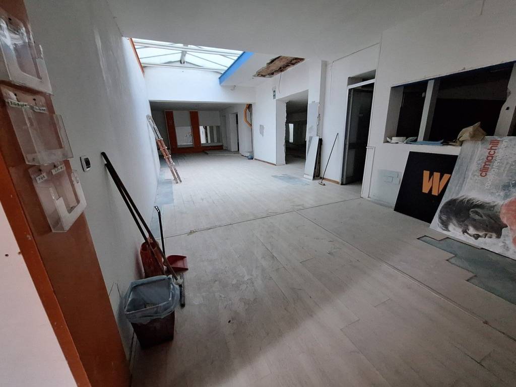 negozio in vendita a Salerno in zona Centro Città