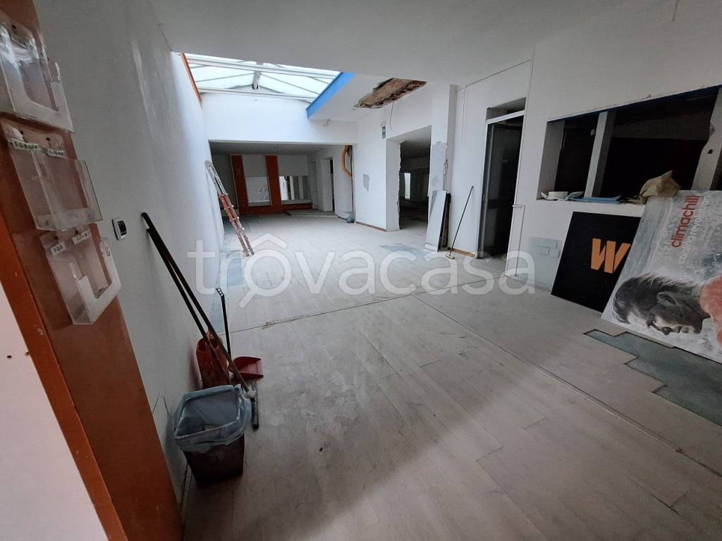 negozio in vendita a Salerno in zona Centro Città