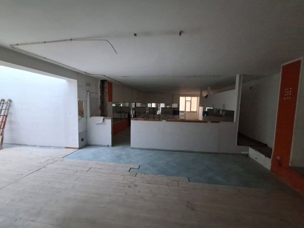 locale commerciale in vendita a Salerno in zona Centro Città