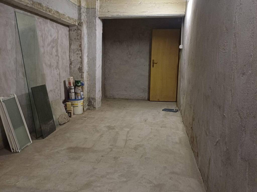 locale commerciale in vendita a Salerno in zona Centro Città